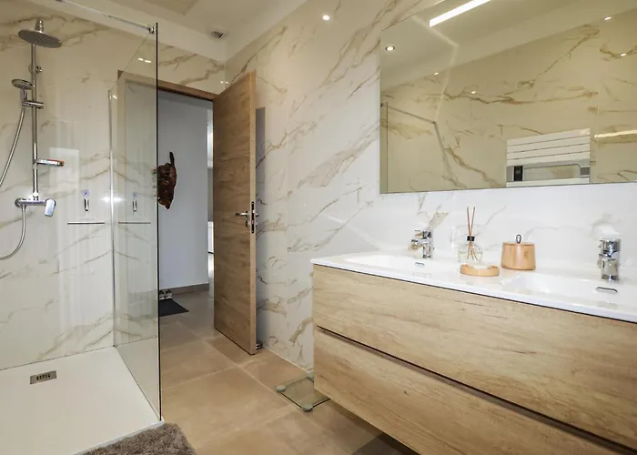 Vakantiehuis Spacieuse Avec Piscine Prunelli-di-Fiumorbo